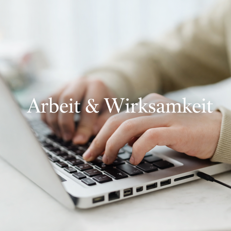 Kundenstimmen Hände schreiben auf einer Laptop-Tastatur mit dem Text „Arbeit & Wirksamkeit“.